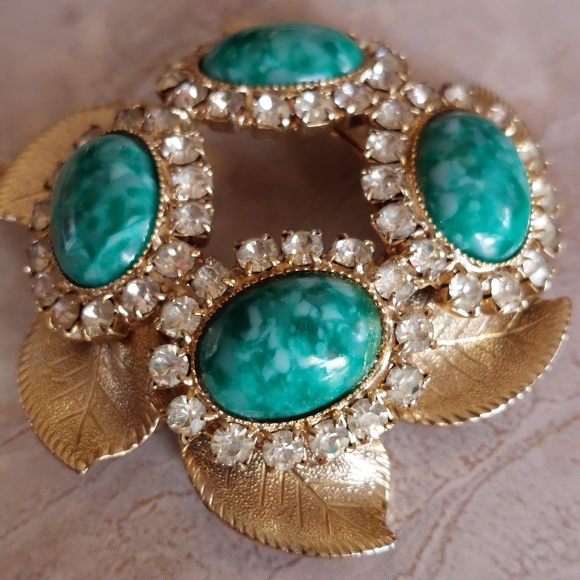 Green Peking glass cabochon vintage rhinestone goldtone pendant necklace. (WW) - Picture 8 of 8